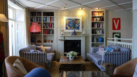 Small Apartment Furniture Ideas: Small Spaces Maximized